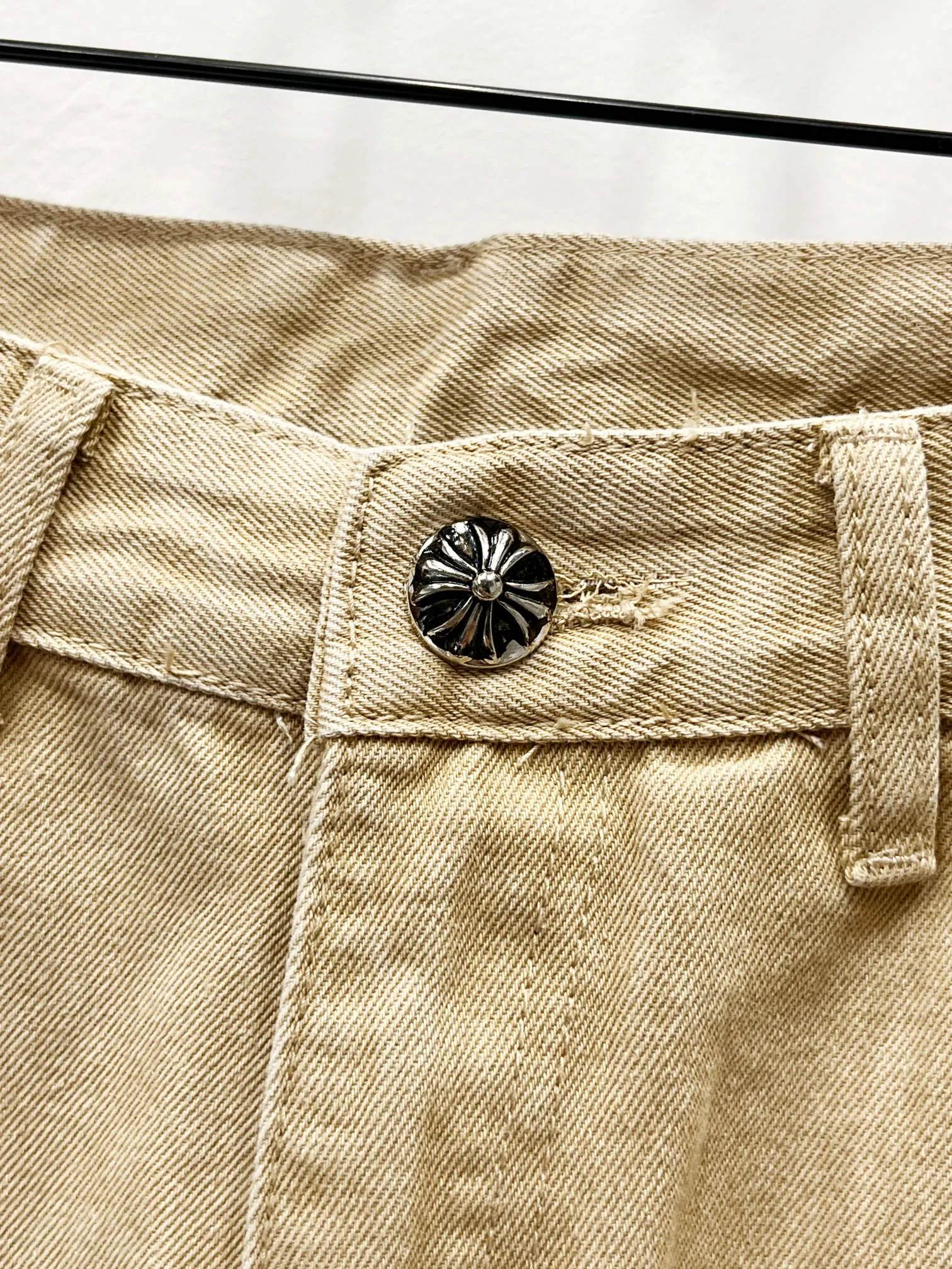 P270 Style number: (K510) Chrome Hearts & Chrome Hearts 25FW CH workwear logging black and orange leather limited edition cow king jeans Chrome Hearts' most popular color pants are made of beaded canvas fabric, and heavy washing makes the upper body of the fabric more textured and the pants are tall and straight! The three-dimensional cutting of the whole trousers is a masterpiece! The hardware is customized by zp. The beaded canvas fabric is thick and soft after being washed. It has good breathability. Customized small leather label. Unique design. The details are simple and elegant, and the workmanship is exquisite. The whole trousers are neatly routed and the details are in place! It’s so cool that both men and women can easily control the genderless trend!  Size: 30-32-34-36 Color: Khaki